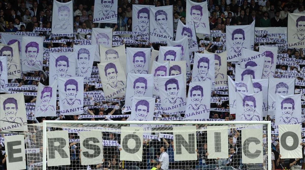 tecnicomadrid18994307 real madrid supporters hold up portraits of deceas