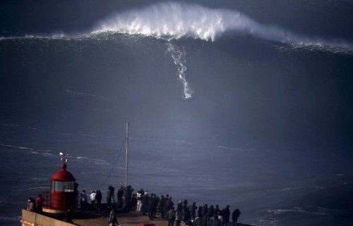 Un surfista cae en una gran ola en Praia do Norte, Brasil
