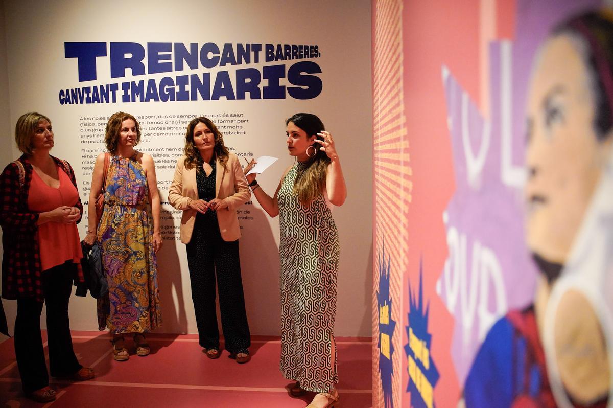 Inauguración de la exposición con la asistencia de la consellera de la Presidència, Laura Vilagrà, i de la vicepresidenta primera del Parlament, Alba Vergés.