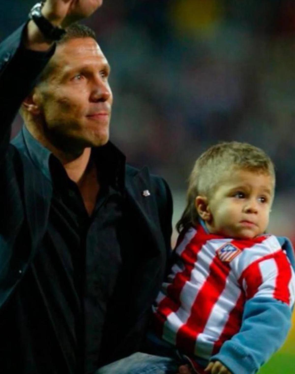 Giuliano Simeone de pequeño, con la camiseta del Atlético de Madrid, en brazos de su padre Diego Pablo Simeone