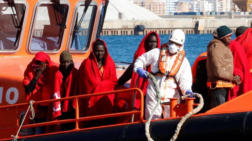 Subsaharianos en una embarcación de Salvamento en Almería.