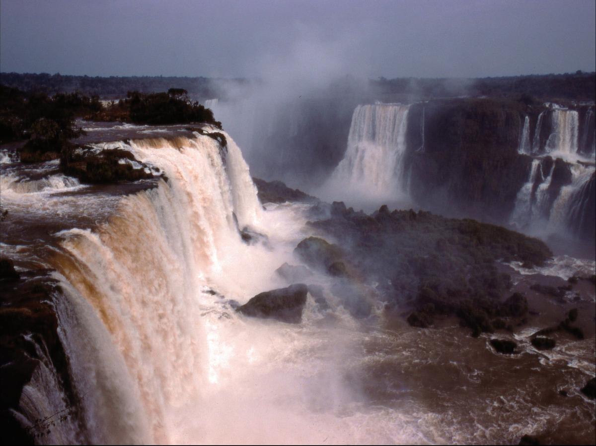 Las Cataratas del Iguazú, en
la frontera entre la provincia
argentina de Misiones y el
Estado brasi