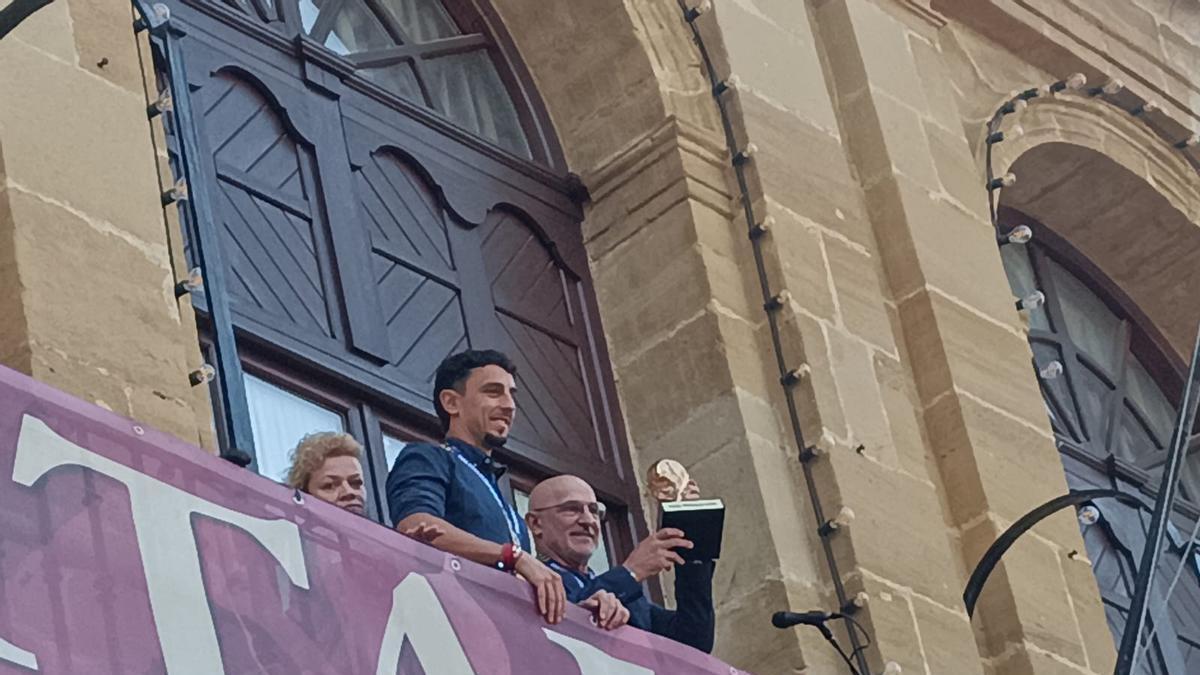 El seleccionador nacional Luis de la Fuente saludo a los jarreros desde el balcón del Ayuntamiento de Haro en el homenaje que le ha brindado su ciudad natal