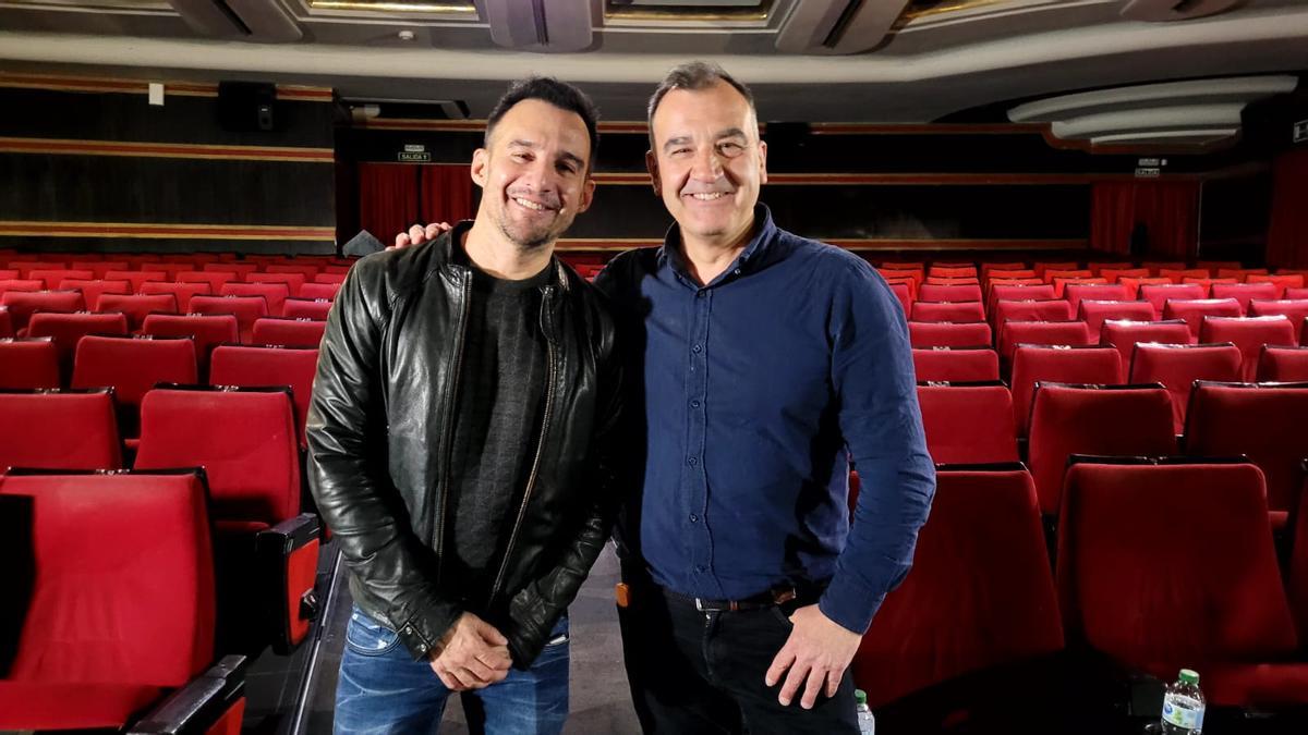 Alejandro Amenábar con Vicente Seva, en Madrid.