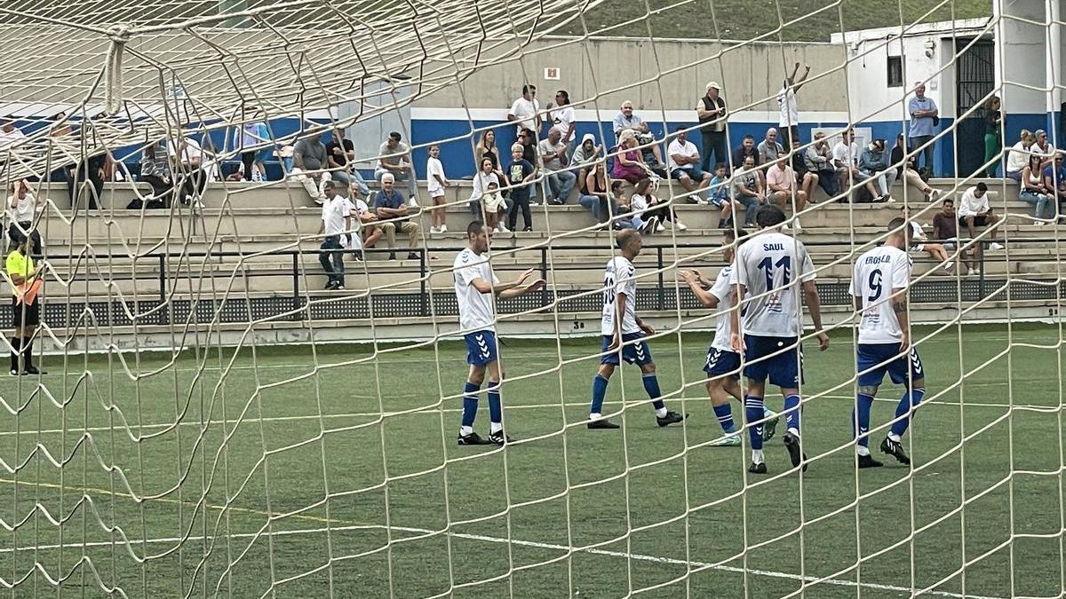 Los jugadores del Tamaraceite celebran el tercer gol, obra de Dani Zizu