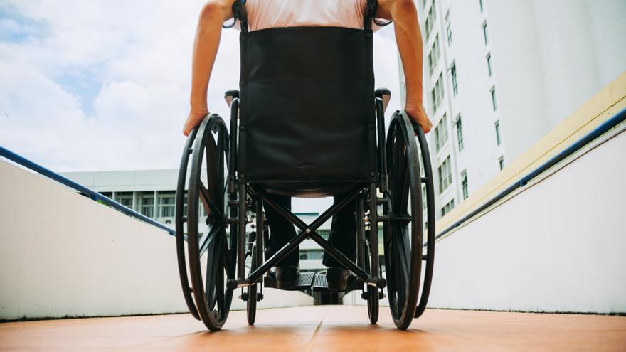 Un hombre en silla de ruedas.