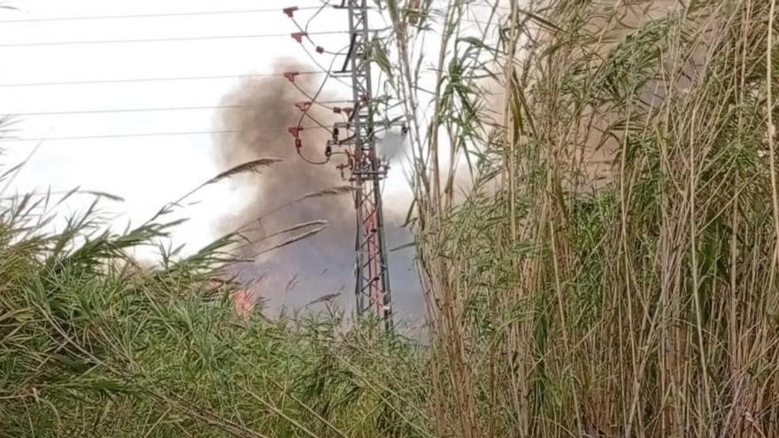 El incendio declarado en la zona Jovades de Oliva.