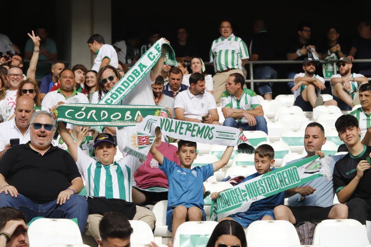 Córdoba CF-Ponferradina | Las imágenes de la afición blanquiverde en el play off de ascenso