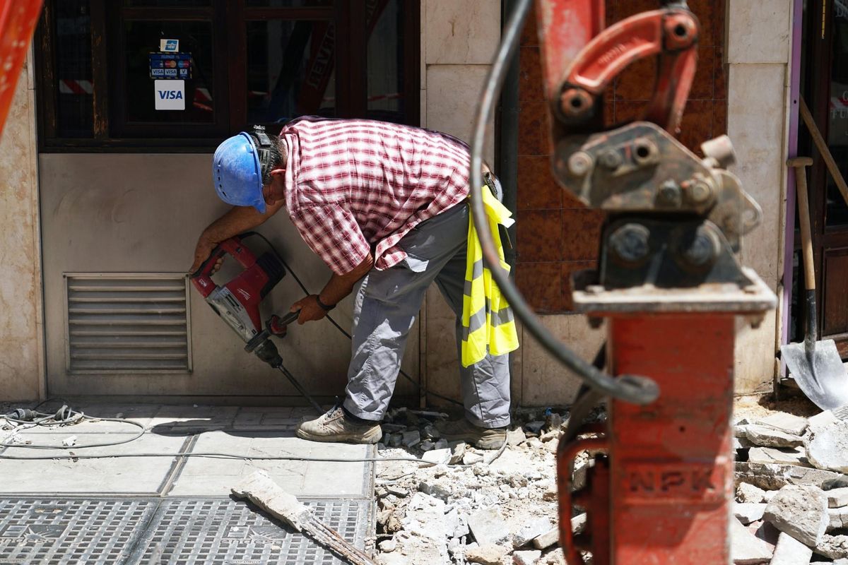 El peligro de trabajar expuesto al sol y con máxima por encima de 35 grados