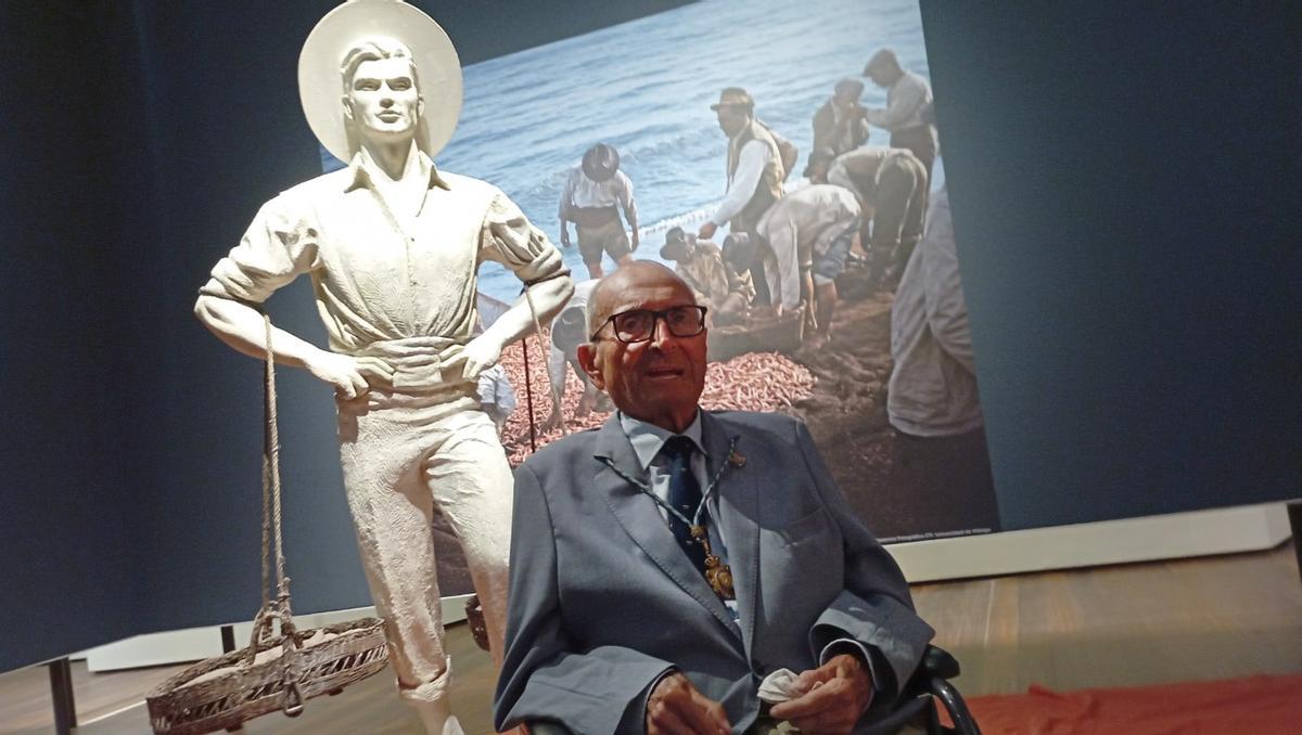 Jaime Pimentel, ayer en el Museo de Málaga, con el modelo original de Cenachero, donado a la Real Academia de Bellas Artes de San Telmo.