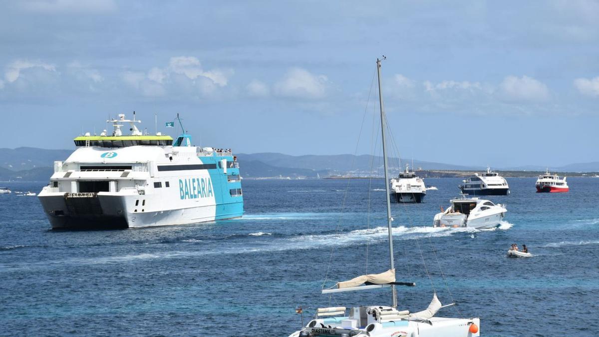 Concentración de barcos en el antepuerto de la Savina, este verano.