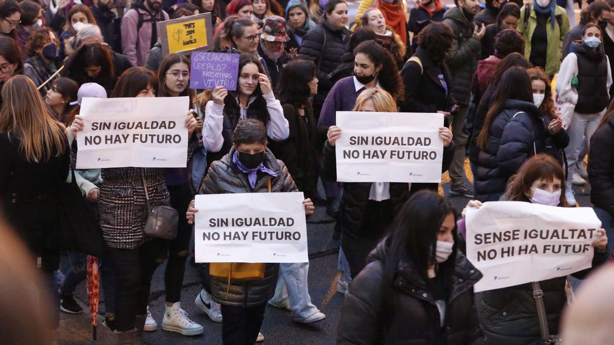 Manifestantes mostrando el lema propuesto por El Periódico en su portada