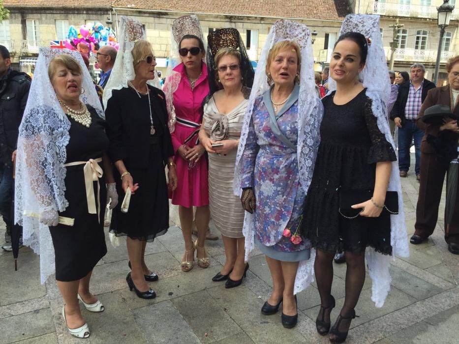 Mujeres con mantilla en Ponteareas. // G. Porto