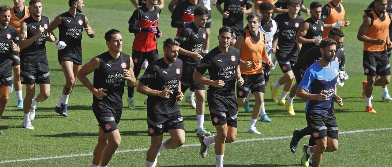 Els jugadors del Girona
corren en grup a la sessió
d’ahir. |  ANIOL RESCLOSA