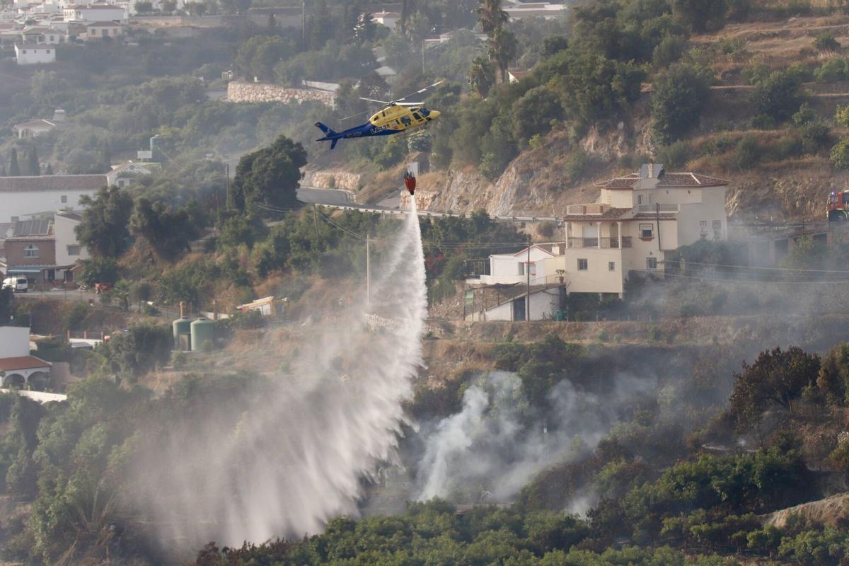 El Infoca lucha contra el incendio forestal declarado este viernes a mediodía en el término municipal de Árchez y que ha obligado a desalojar viviendas de diseminados de Árchez y Cómpeta. En este último municipio se ha instalado el puesto de mando para coordinar las labores de extinción, en la que participan una docena de medios aéreos y casi 150 bomberos forestales.