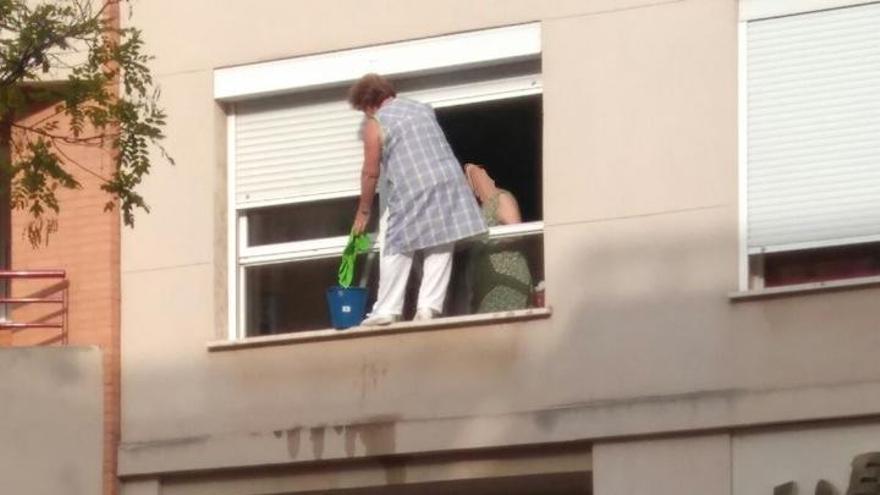 CCOO denuncia con esta foto algunas prácticas temerarias en la limpieza del hogar.