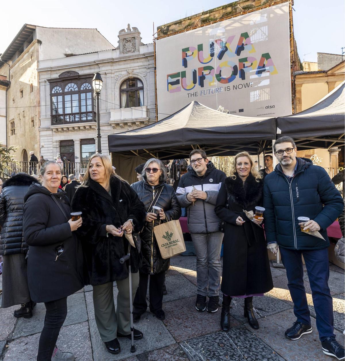 Por la izquierda, Cristina Alonso, Zarza Casado, Feli Fuente, Rubén Cuello, Magdeline Laca y Jorge Cuello, ante el puesto.