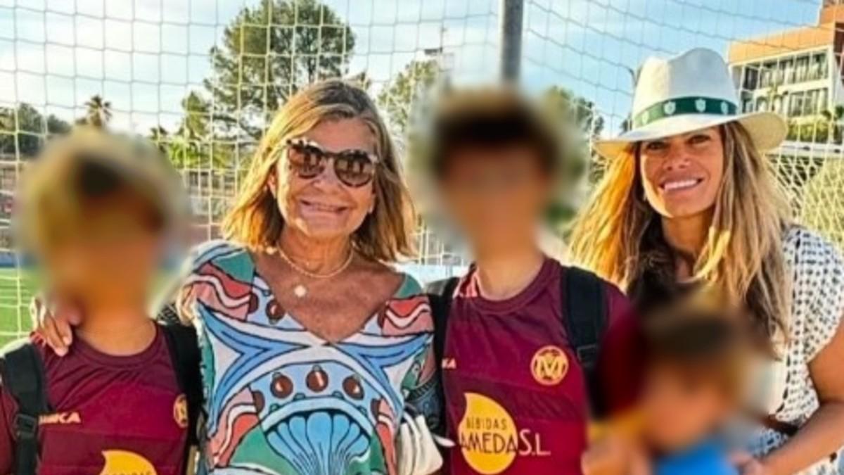 Cari Lapique, junto a su hija Carla Goyanes y sus nietos en Alicante.