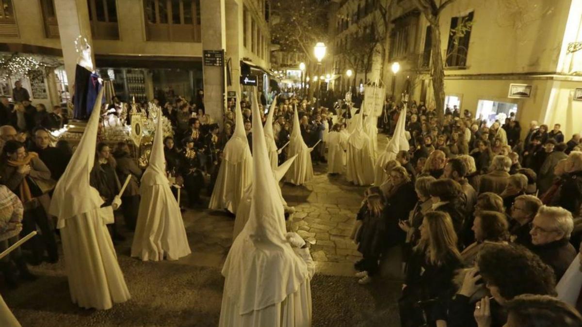 Las procesiones reúnen un numeroso público. |