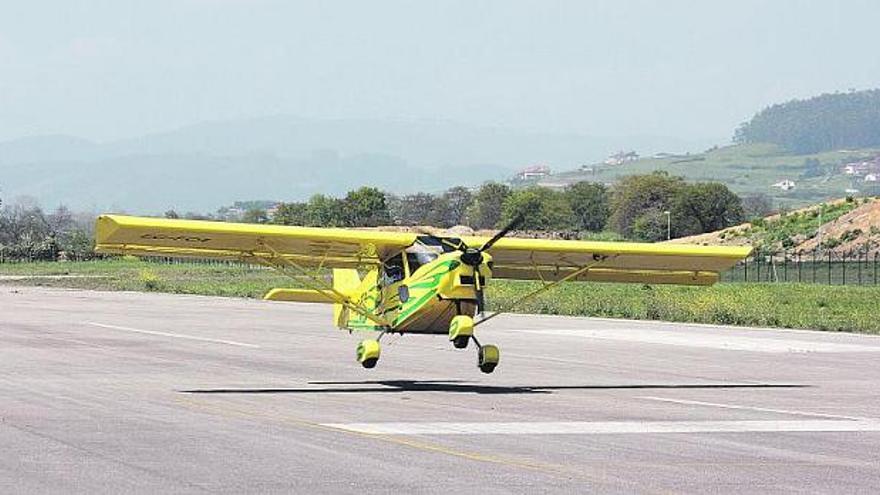 El aparato pilotado por Daniel Gancedo y Beni Fernández, durante su participación en el aeródromo de La Morgal.