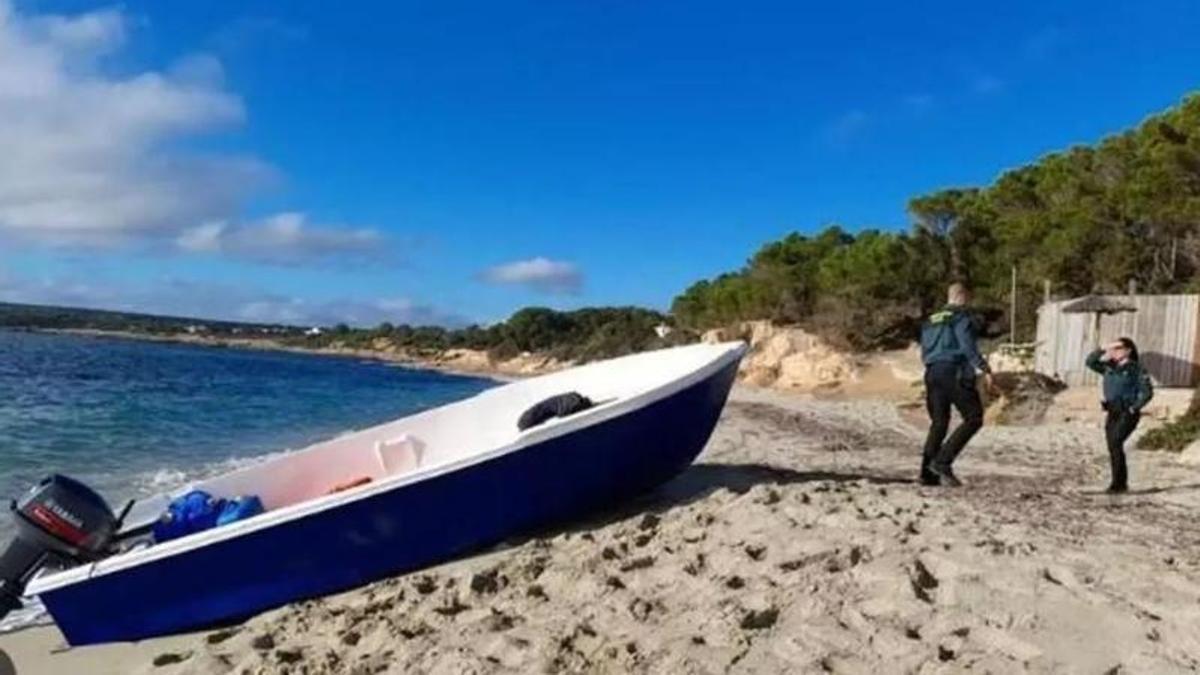 Imagen de archivo de una patera en Formentera