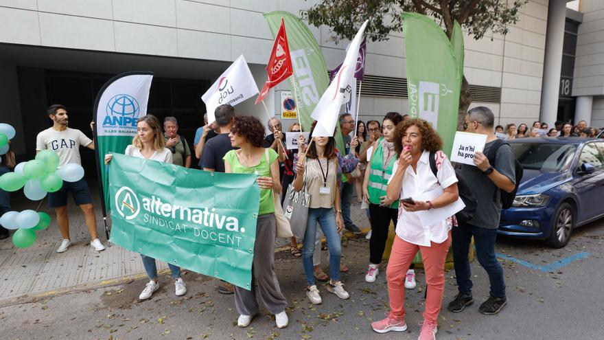 Los profesores de Ibiza protestan frente a la Delegación de Educación.