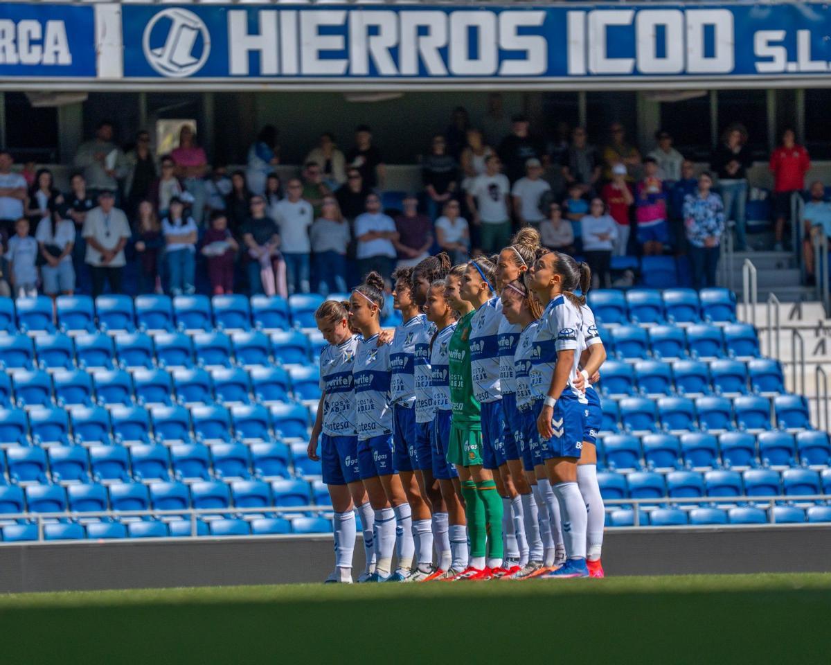Las jugadoras del Costa Adeje, antes de un encuentro en el Rodríguez López.