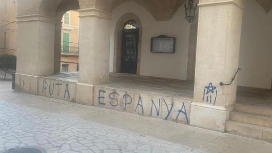 Detenido por la pintada independentista en el Ayuntamiento de Felanitx