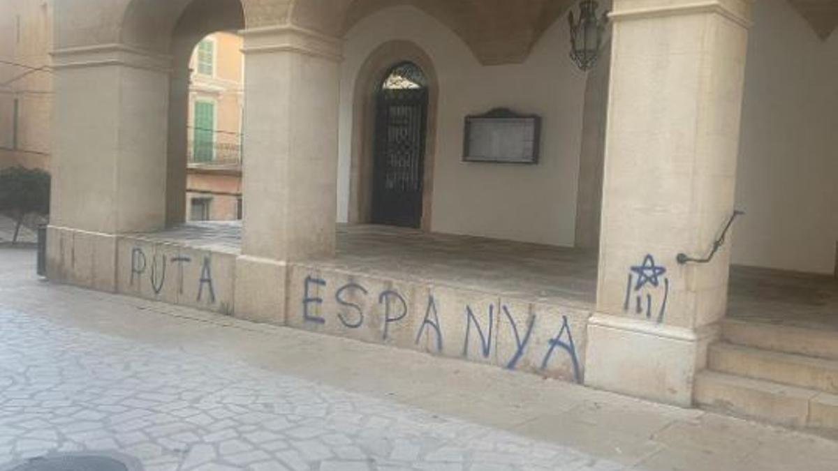 Detenido por la pintada independentista en el Ayuntamiento de Felanitx