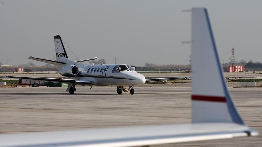 Un hombre intentó matar a su esposa estrellando una avioneta contra su casa