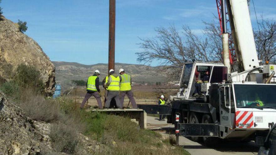 Operarios de la Confederación, abriendo los pozos de sequía, ayer