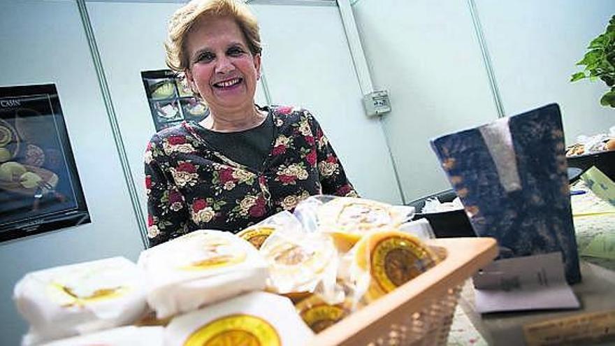 Marigel Álvarez, en su puesto de queso casín, elegido el mejor del año en la Feria avilesina.