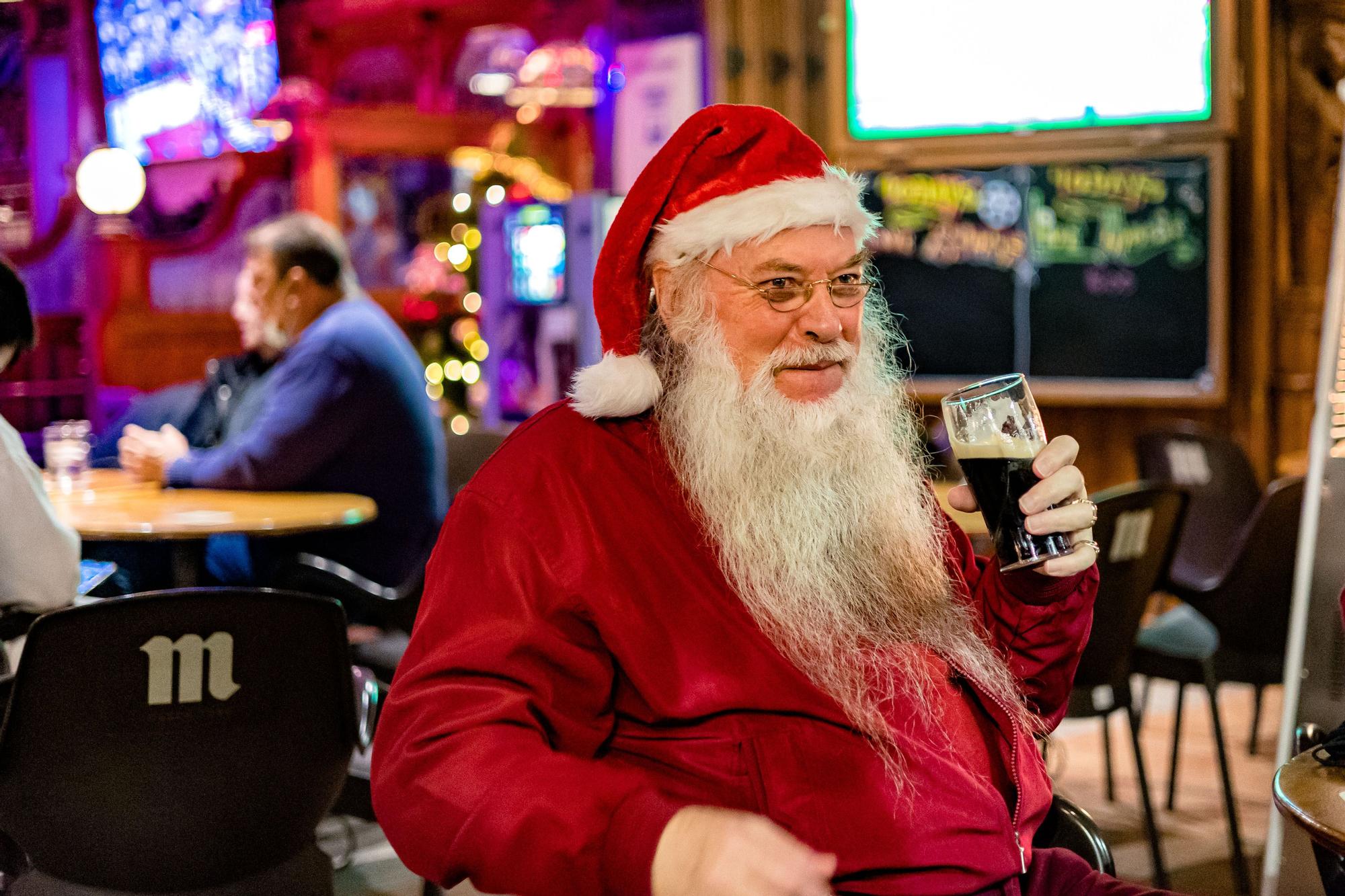 22/12/2021. Papá Noel toma una «Guinness» en un bar de la zona inglesa de Benidorm durante estas navidades.