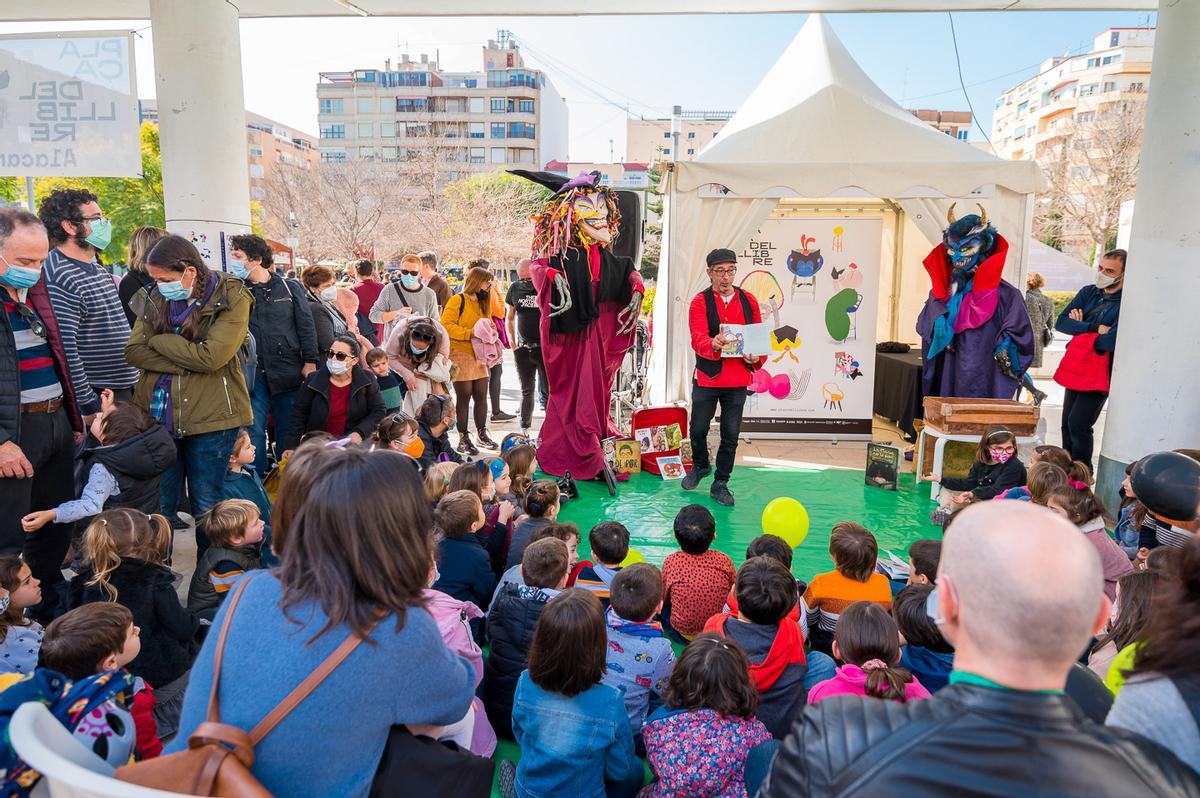 Actividades con niños en la pasada edición de la Plaça del Llibre.