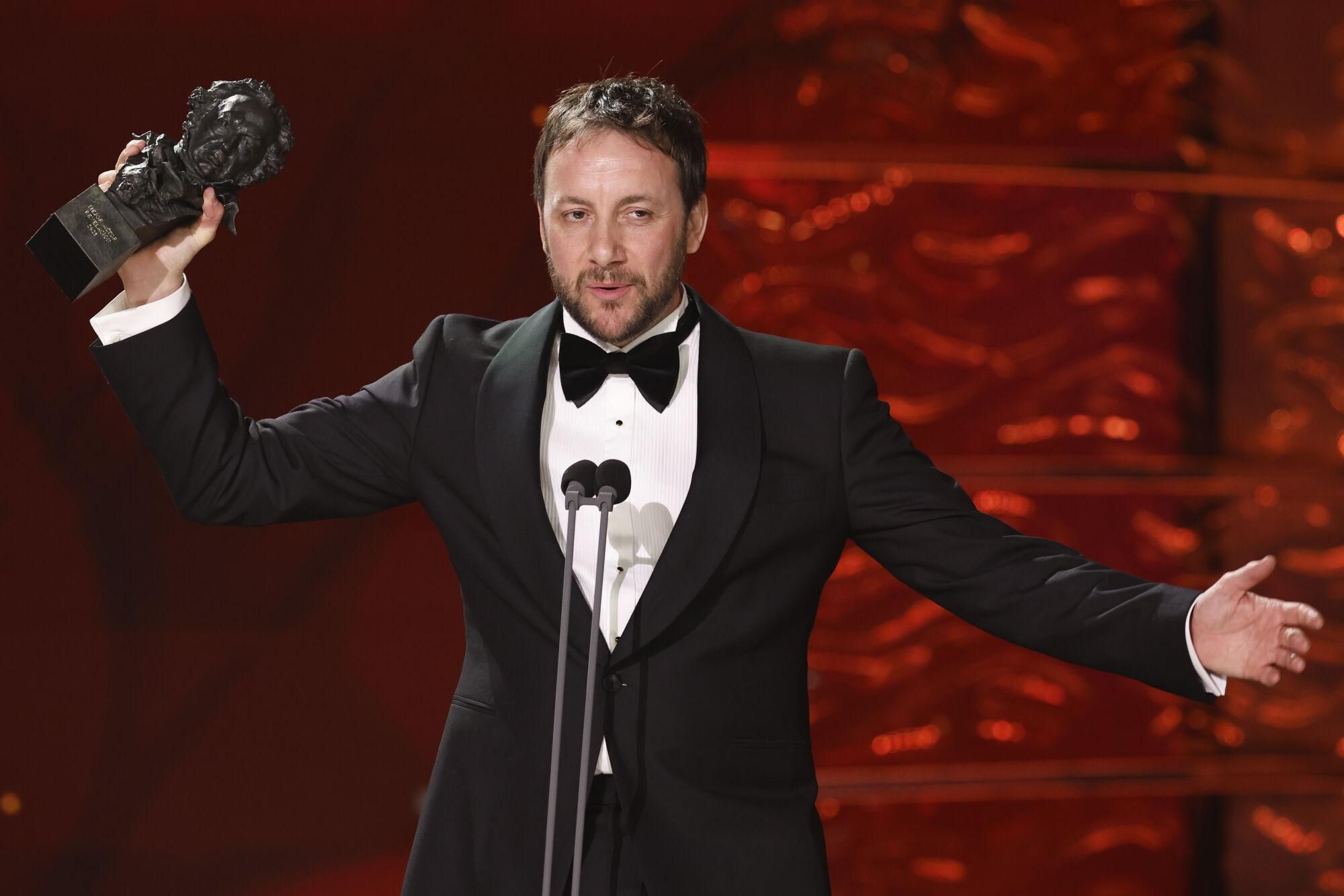 GRANADA, 08/02/2025.- El actor Pepe Lorente gana el Goya a mejor actor revelación por su actuación en "La estrella azul", en la 39 edición de los Premios Goya de la Academia de Cine que se celebra este sábado en el Palacio de Congresos y Exposiciones de Granada. EFE/Julio Muñoz
