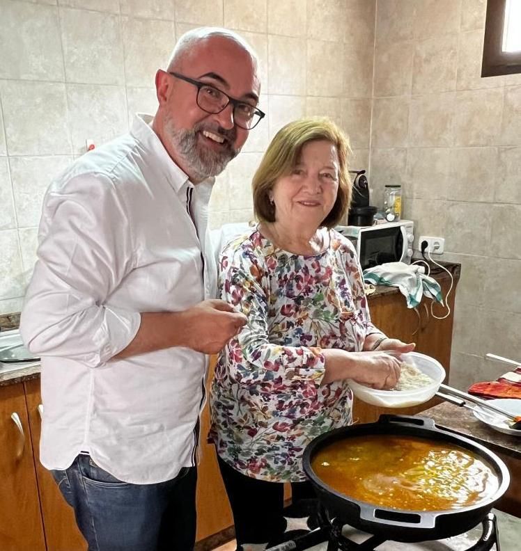 Vicent Roig (PP) prepara un arròs de matances en casa con su madre: Lina de Can Sendich..