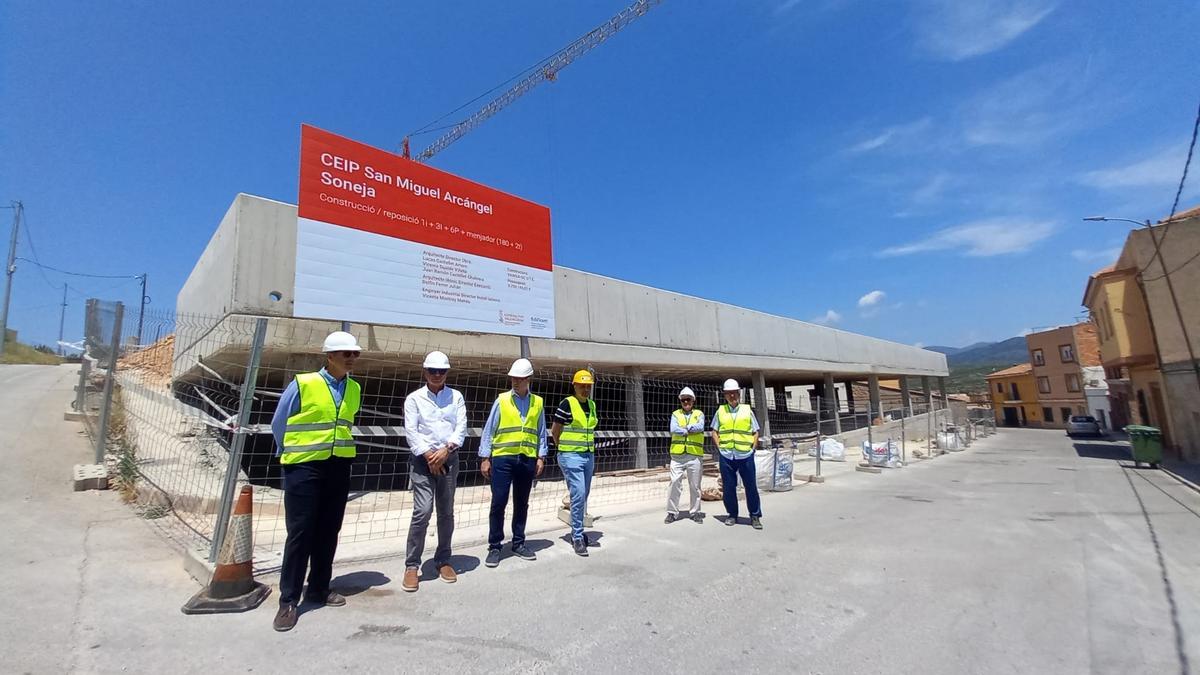 Las autoridades durante su visita a las obras del nuevo colegio de Soneja.