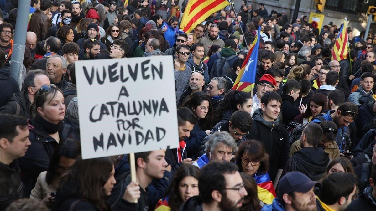 Los manifestantes a la altura de Via Laietana.