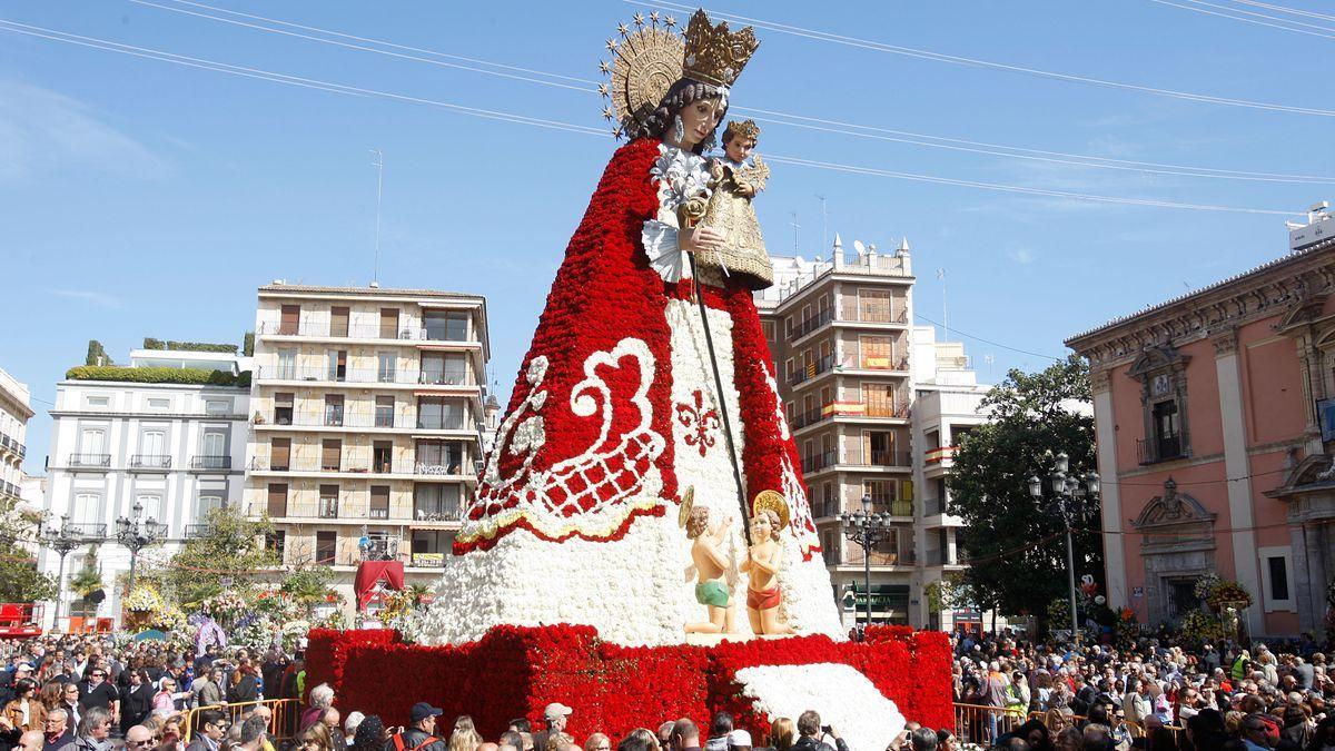 Virgen de los Desamparados, presidiendo la plaza de la Virgen en una foto de archivo.