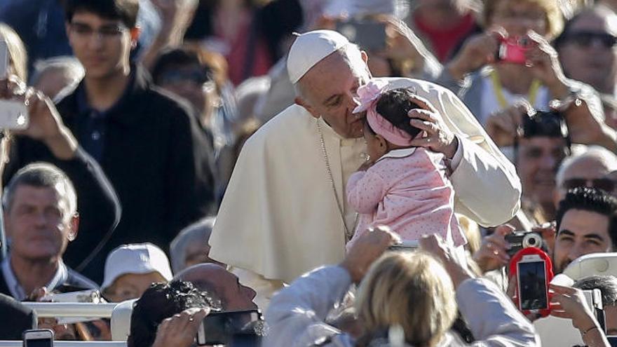 El Papa besa a una niña.