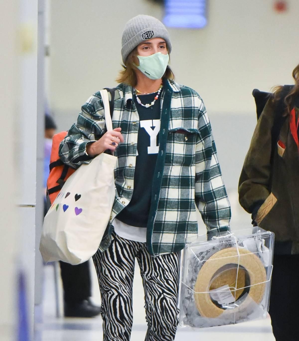 Emma Watson con camisa a cuadros y pantalón con estampado de cebra