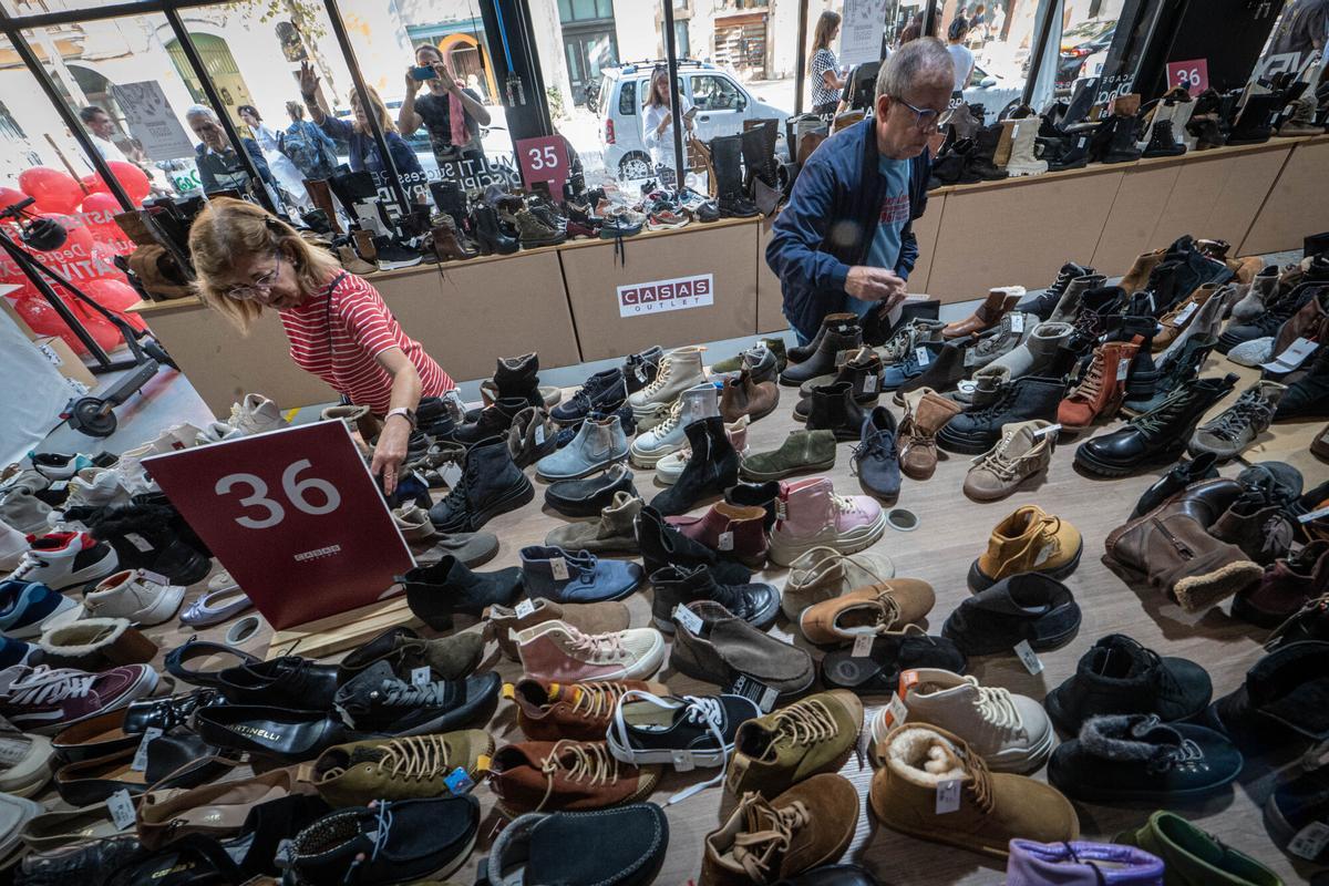 Ambiente en el outlet efímero de la cadena de zapaterías Casas, que ofrece descuentos en marcas como Converse, Aro o Camper, en Barcelona, el 22 de octubre de 2025.