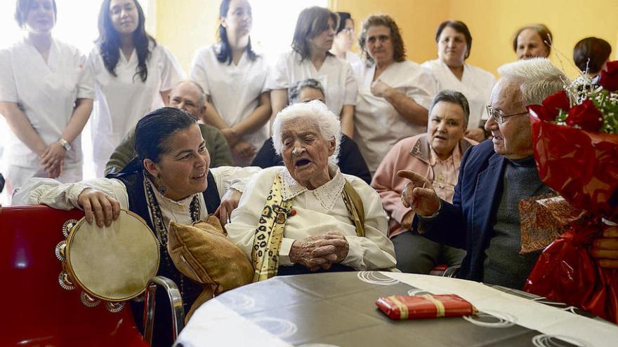 Josefa Álvarez celebró su 110 cumpleaños con su sobrino José Álvarez (d) y cantando la &quot;Rianxeira&quot; en la residencia de Cartelle. // Brais L.