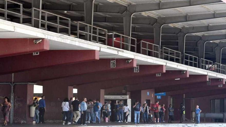 Viajeros en la estación de autobuses de A Coruña.