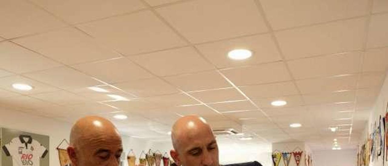 Roberto Ardura, junto a Luis Rubiales, durante la visita del presidente de la Federación Española de Fútbol a Mieres.