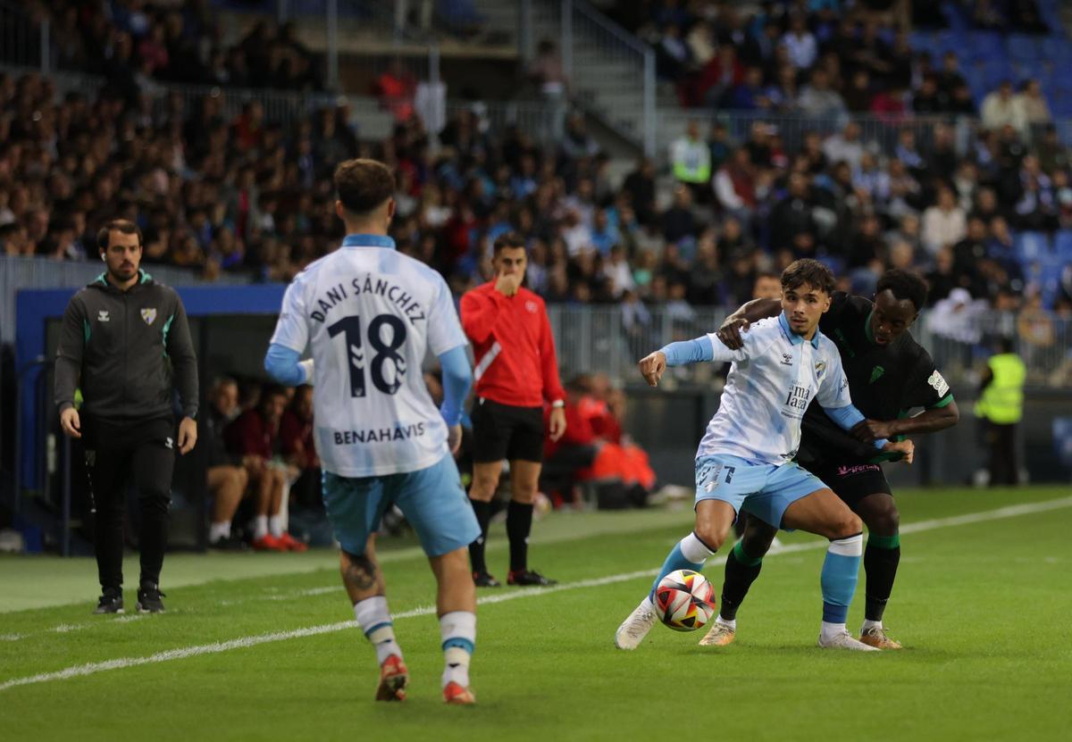 Diarra pugna con Haitam por un balón durante el encuentro entre el Málaga y el Córdoba CF, el domingo en La Rosaleda.