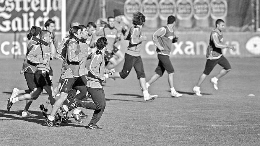 Los jugadores celestes trotan sobre el césped del campo de A Madroa durante el entrenamiento matinal de ayer.