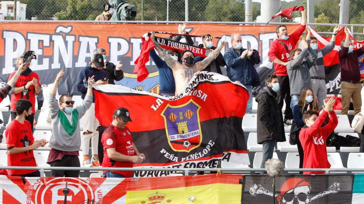 La afición formenterense apoyó y disfrutó con el triunfo de su equipo en Santa Eulària. | FOTOS: JUAN A. RIERA