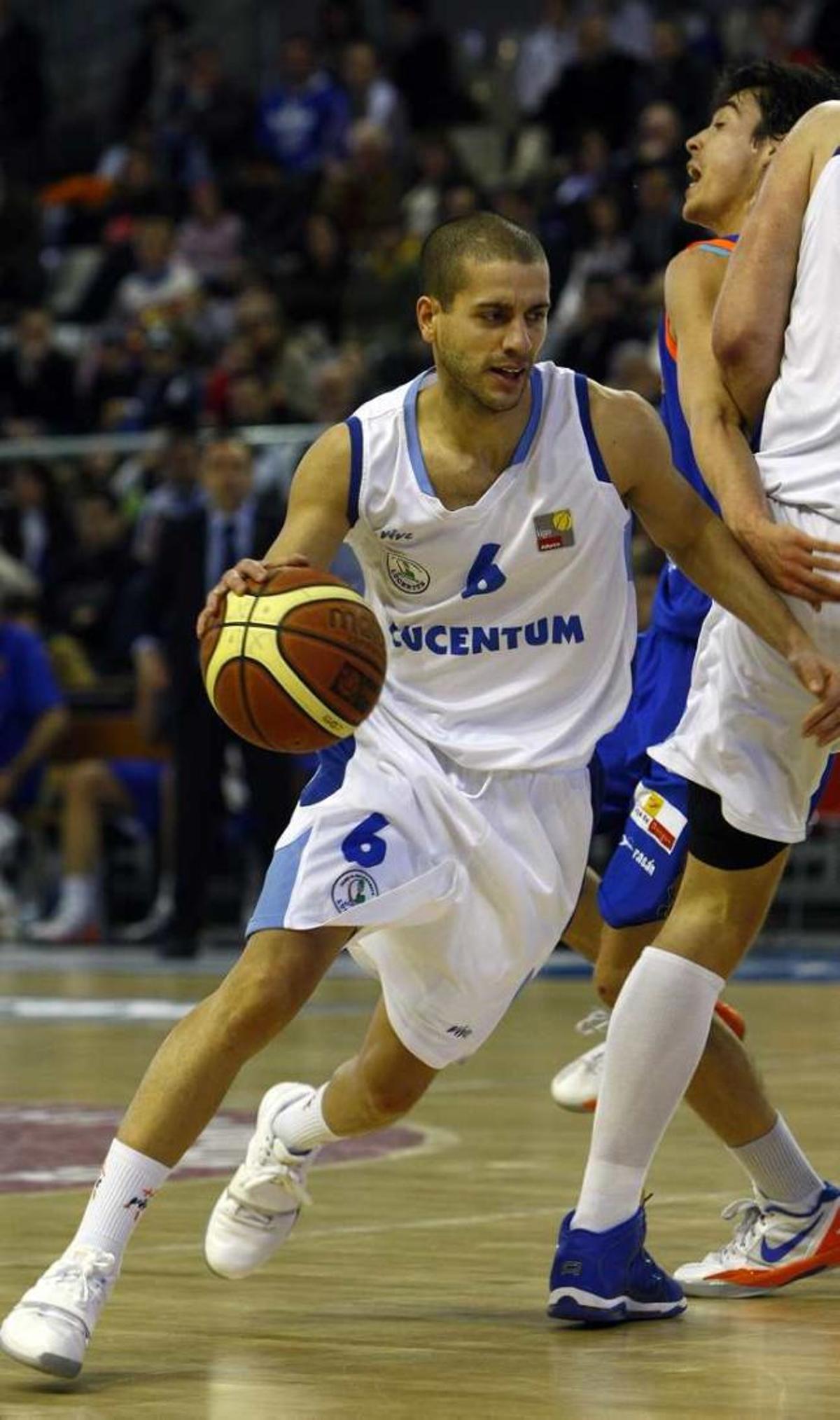 Albert Sàbat intenta penetrar en la defensa del Burgos ante el bloqueo de un compañero.