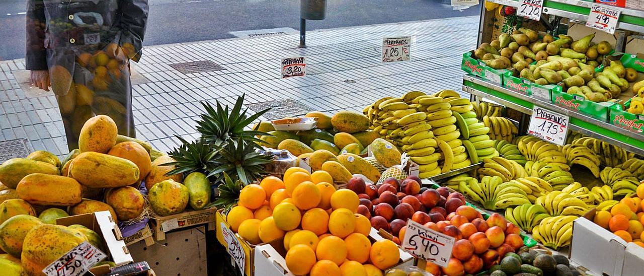 Francisco Rodríguez observa, desde el exterior, la subida de precios en una frutería de la capital grancanaria. | | JOSÉ CARLOS GUERRA